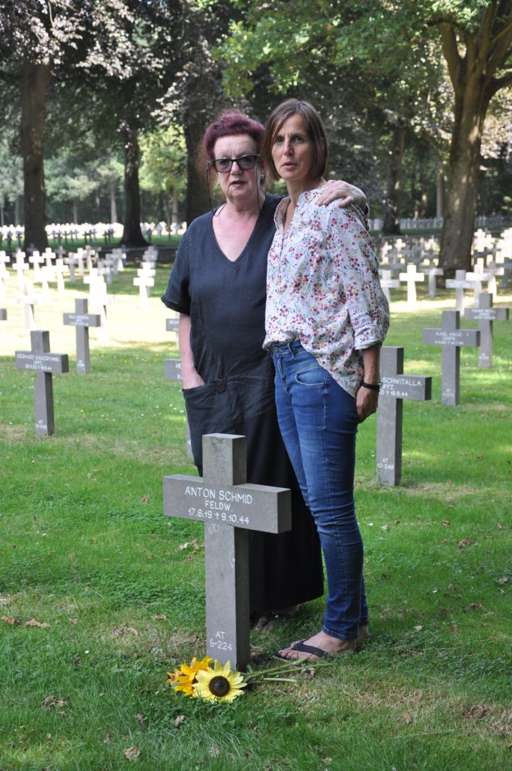 Conny Scheck und Mary Gelder auf dem Friedhof in Ysselsteyn